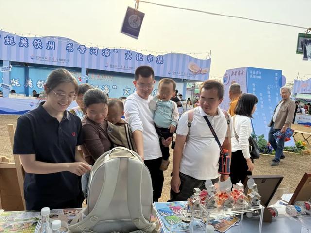 2025“蚝美钦州 书香河海”文化市集：新华书店擘画全民阅读与文旅融合新图景