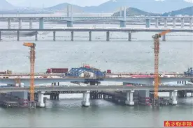 双城互动 巨龙跨海图片