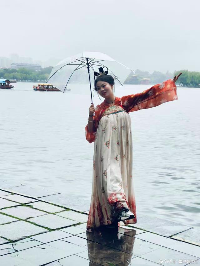 雨中漫步大明湖