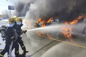 北京一女子默念平安烧纸祈福，却引燃9辆车！警方通报图片