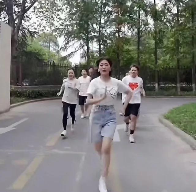 赵雅芝从艺50周年生日派对,打完架子鼓跳扫腿舞,网友:谁敢想她已经72了;此前还参加马拉松比赛,5公里轻松拿捏