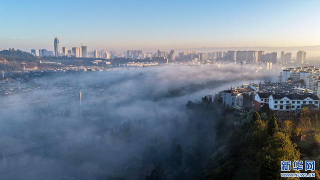 云南曲靖：雾漫城乡 云绕山峦