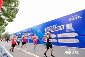 赛后恢复有诀窍！全球通“拉伸区”为长马跑友注满元气图片