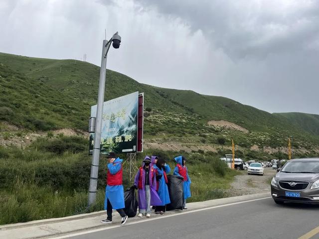 青春志愿·美在景区丨共青团阿坝县委赴莲宝叶则景区开展志愿服务活动