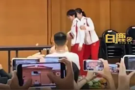 陈梦教全红婵打乒乓球图片