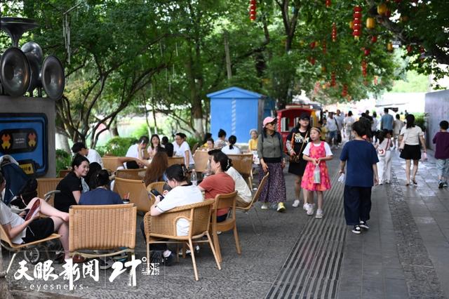 花溪河畔清凉惬意 吸引游客避暑休闲
