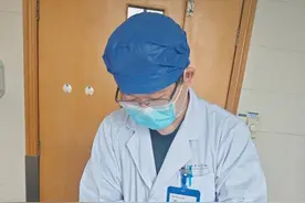 男子右手夹不住菜？病因竟是“肘管综合征”图片