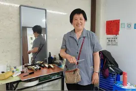 5元理发坚持8年 一把剪刀映衬初心图片