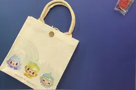 杭州亚运会丨帆布袋、手账本、定胜糕——杭州亚运村志愿者收到特别“加油包”图片