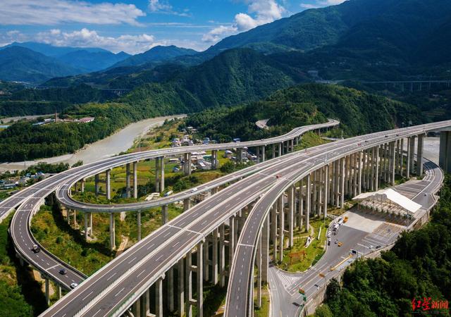 4小时成都“飙拢”九寨沟，九绵高速“最美风景线”本月底通车 记者试跑：车行云端，美景随手拍