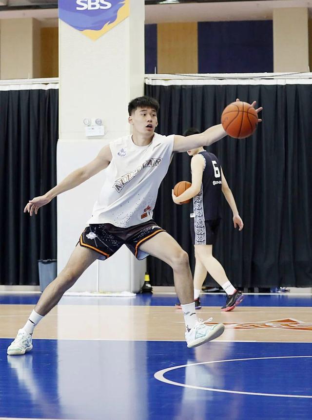 CBA“状元”杨曦皓加盟福建浔兴