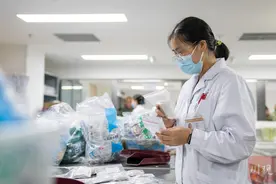 中药茶饮成年轻人养生“新宠”，成都一家医院除湿固发饮一度断货图片