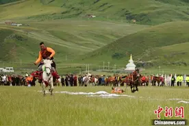 四川白玉欢乐草原上演骑马拾哈达图片