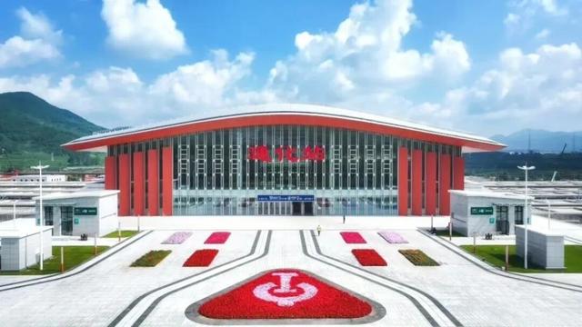 @吉林大学生，“双节”不知去哪玩儿？乘坐沈白高铁感受吉辽大地的“黄金动脉”