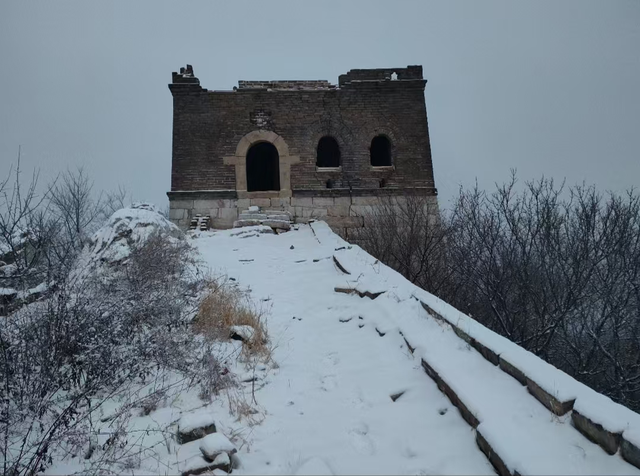雪中箭扣长城，宛若雪龙盘旋山间