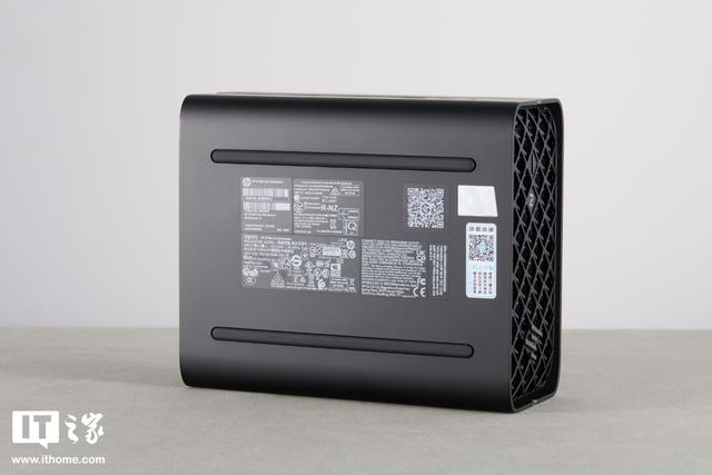 惠普 Z2 Mini G1a 迷你 AI 工作站图赏：横竖都能放，小巧又时尚