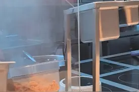 “西贝道歉”冲上热搜，长沙门店关闭后厨参观，店员称“客流受影响，周末不再排队”图片