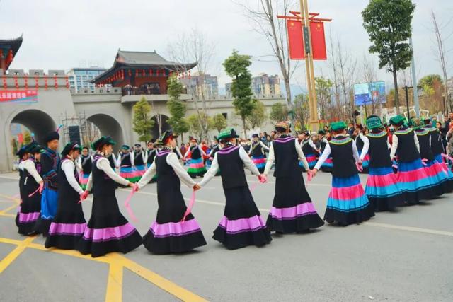 【冬季暖阳 凉山不凉】点燃全场！越西达体舞展演活动精彩上演