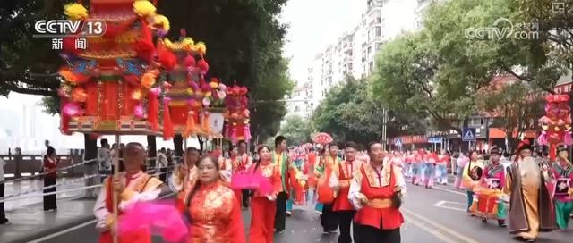 “文旅+非遗+科技+电影+生态”吸引游客纷至沓来 特色资源激活火热消费新场景