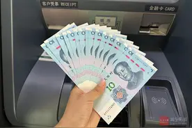 兑换零钱更方便 咸宁多个ATM机可取10元纸币图片