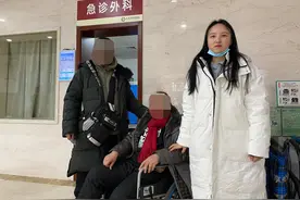 上班路遇滑倒老人，好姑娘一把扶起来送去就医图片