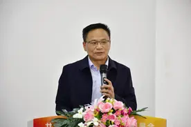 面对面话成长 湖南中医药大学校长易刚强参加药学院主题班会图片
