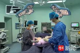 女子怀“胎”5年，竟“生”出一个近30斤巨大肿瘤图片