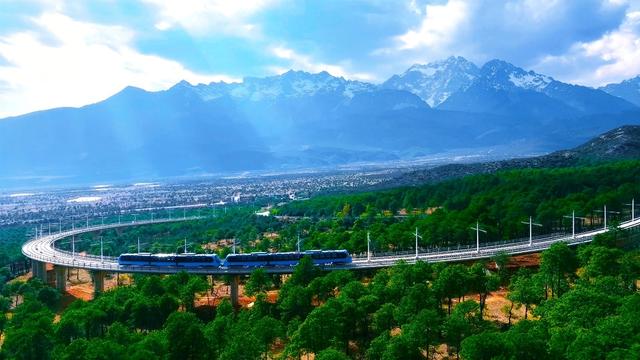 丽江雪山观光火车：打造“交通+旅游”绿色出行新标杆