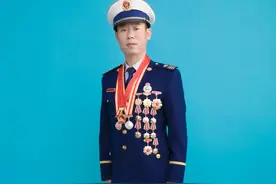 精彩火焰蓝｜烈焰铸金刚 逆行显忠诚图片