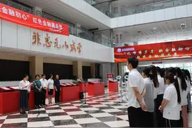 河南经贸职业学院举办“忆峥嵘岁月 映金融初心”红色金融藏品展图片