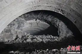 西延高铁高哨隧道顺利贯通图片