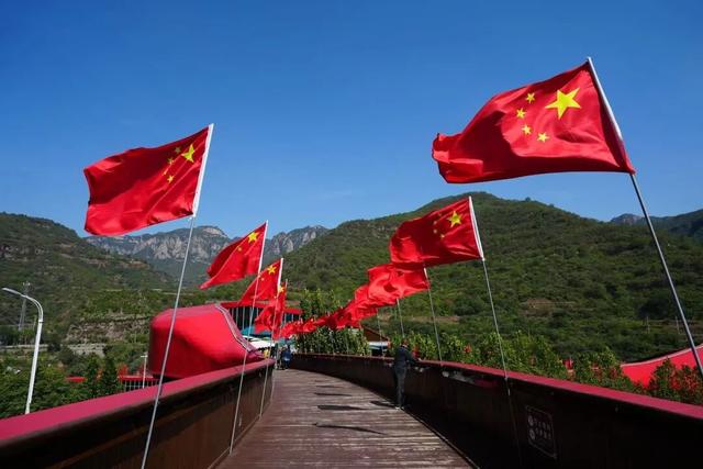 安阳林州：红旗渠上红旗飘扬！祝福伟大祖国！