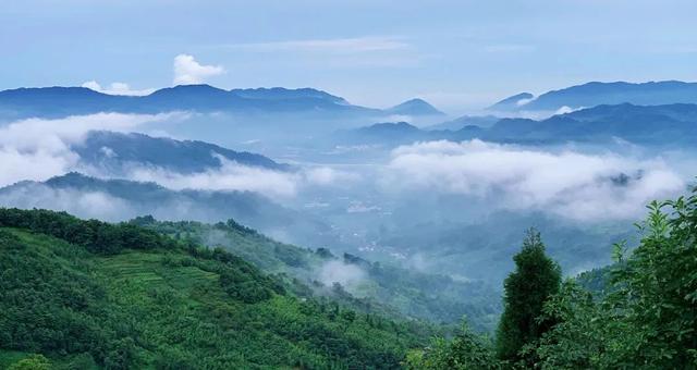 神仙选址这个地方推窗即见龙门山，抬脚跨入彭州画