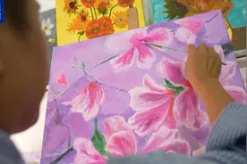 遇见你丨白天送水晚上画画 他绘出梦想的色彩和轮廓图片