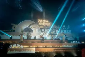 星空下篝火旁，小凉山焕火音乐会暨首届彝歌赛激情开唱图片