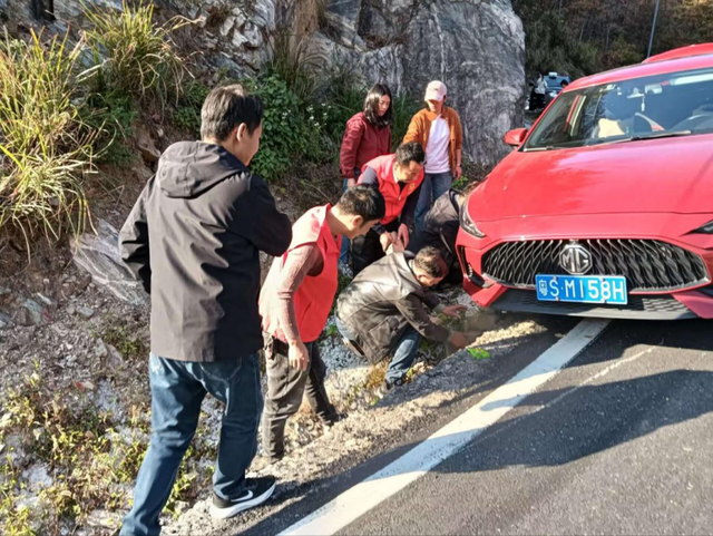 金寨县吴家店镇：部门联动护美景 志愿暖心助旅途