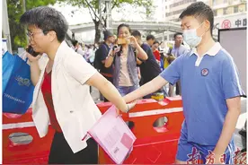 今年广东1400多名    残疾人考生参加高考图片