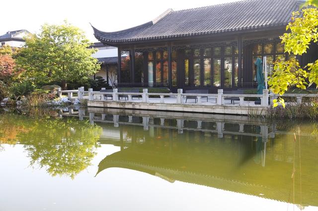 深秋时节 山东青岛阿朵小镇美如画