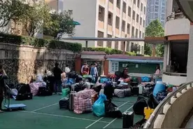 东莞一学校因跳蚤全校放假？回应：系正常错峰放学，正开展消杀行动图片