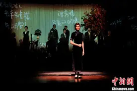 《寻她芳踪·张爱玲》在京上演 探寻女作家传奇一生图片