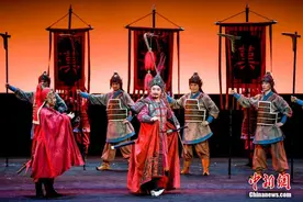 秦腔历史剧《西域汉关》在乌鲁木齐演出图片