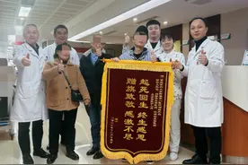 男子高坠重伤命悬一线 医生关键一“掐”逆转生死图片