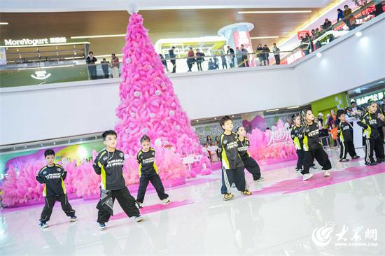 SM淄博淄川城市广场“超粉你”亮灯仪式璀璨启幕，打造青年文化引力场