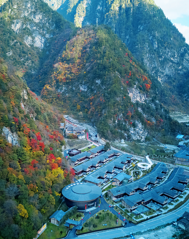 青睐绵阳 ‖ 红透了！周末去平武，沿着“百里彩林走廊”看一场雪山彩林“大片”~