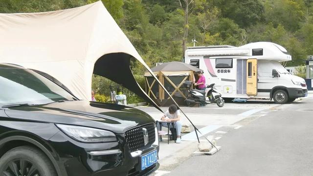 【山水黔南多奇幻】国庆旅游消费市场火爆，平塘“旅游饭”越吃越香
