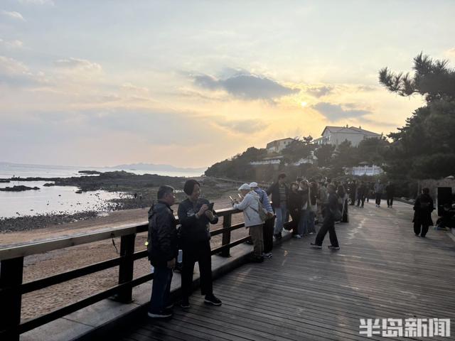 落日穿云洒海面，定格海滨温柔