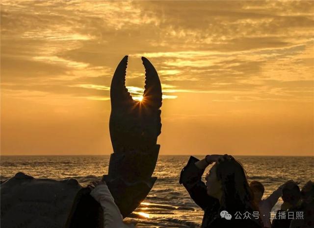 绝美！今早的日照海边，站满了人！