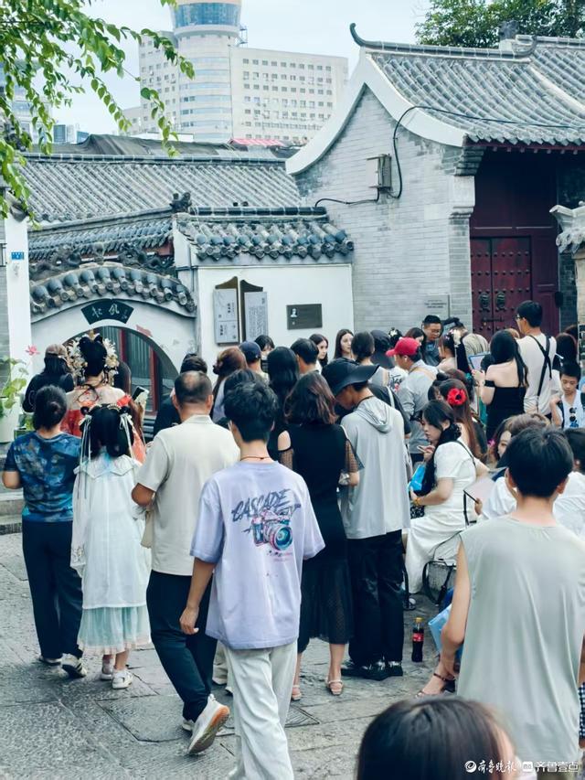济南古城游人如织