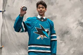 中国冰雪运动掀开新篇章 中国冰球运动员王浩西高位入选北美NHL冰球联赛图片