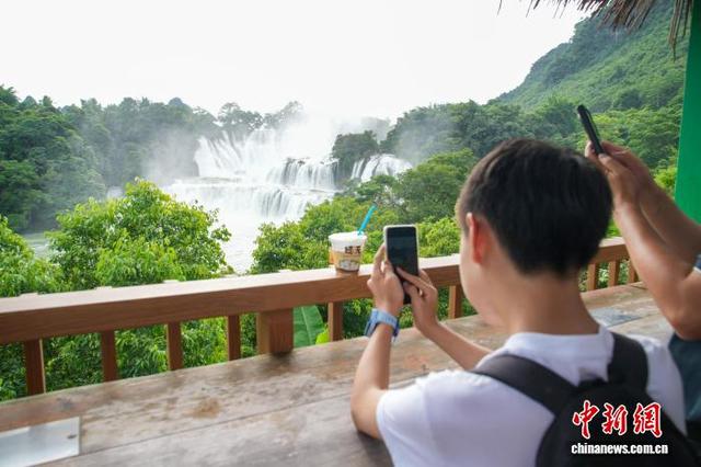 抓住暑假尾巴 中国首个跨境旅游合作区游人如织